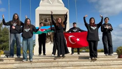 Türk Dünyası Öğrencileri Çanakkale’de Buluştu: Hocalı Soykırımı Şehitlikte Dualarla Anıldı!