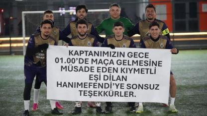 "Yengeden İzin Çıktı, Saha Bayram Yeri Oldu!" Ankara'daki Halı Saha Maçında Pankartlı 'Teşekkür' Mesajı