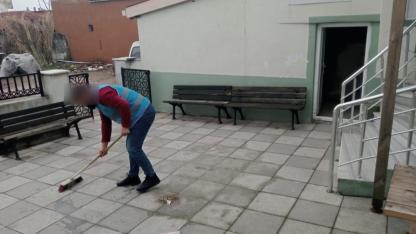Yükümlülerden camilerde temizlik