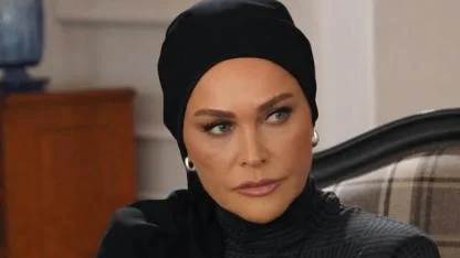 Aynı Yağmur Altında Dizisinde Büyük Gizem Çözüldü: Hülya Avşar’ın Geçmişine Hayat Verecek Oyuncu Belli Oldu!