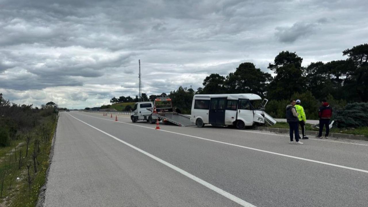 Ayvacık-Ezine Yolunda Korkutan Kaza: Refüje Çıkan Minibüs Ağaca Çarparak Durabildi!