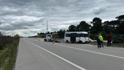 Ayvacık-Ezine Yolunda Korkutan Kaza: Refüje Çıkan Minibüs Ağaca Çarparak Durabildi!