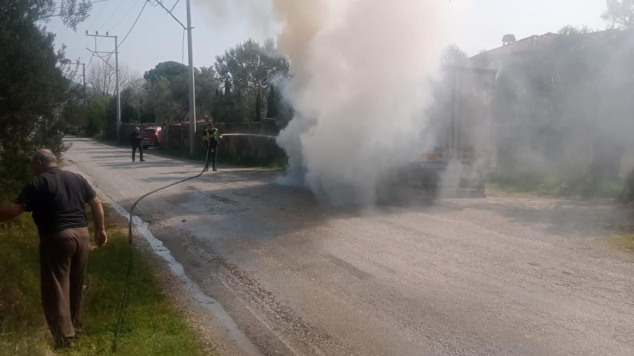 Ayvacık-Küçükkuyu Yolunda Yangın Panatiği: 10 AIN 783 Plakalı Araç Alev Aldı!