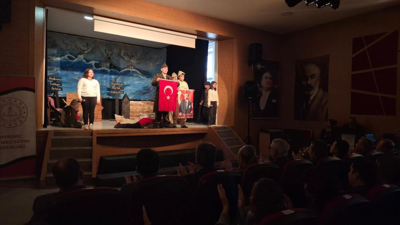 Bayramiç'te 18 Mart Gururu: Kaymakam Emrah Bütün ve Başkan Atılgan Şehitleri Anma Programına Katıldı