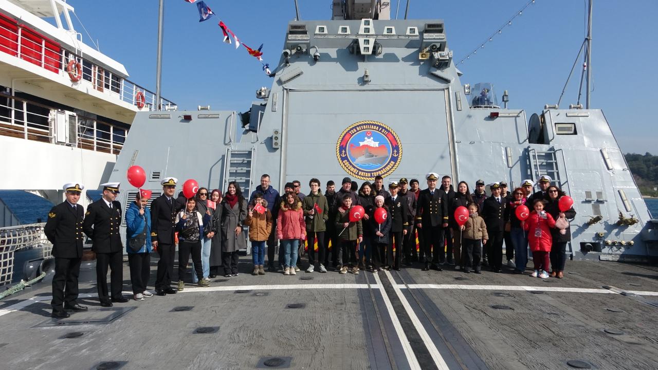 Boğaz’ın Ortasında Dev Kuyruk! TCG Heybeliada’ya Ziyaretçi Akını