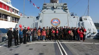 Boğaz’ın Ortasında Dev Kuyruk! TCG Heybeliada’ya Ziyaretçi Akını