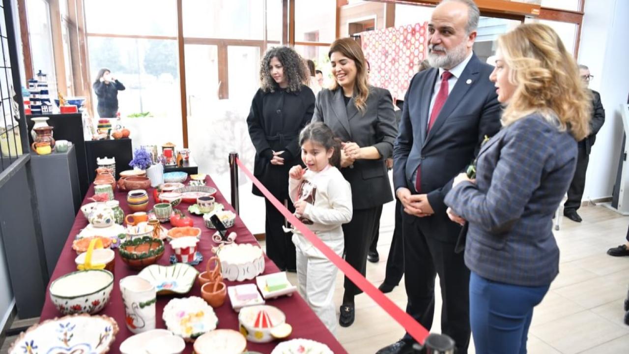 Çamurdan Seramiğe Uzanan Bir "Keşif" Hikayesi: Altın Yıllar Yaşam Merkezinde Sergileniyor