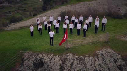 Çanakkale Destanı Notalara Döküldü: Amisos Akademi Korosu'ndan Tüyleri Diken Diken Eden Yorum!
