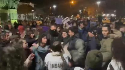 Çanakkale’de 8 Mart Gece Yürüyüşünde Tansiyon Yükseldi: Polisle Eylemciler Arasında Pankart Gerginliği