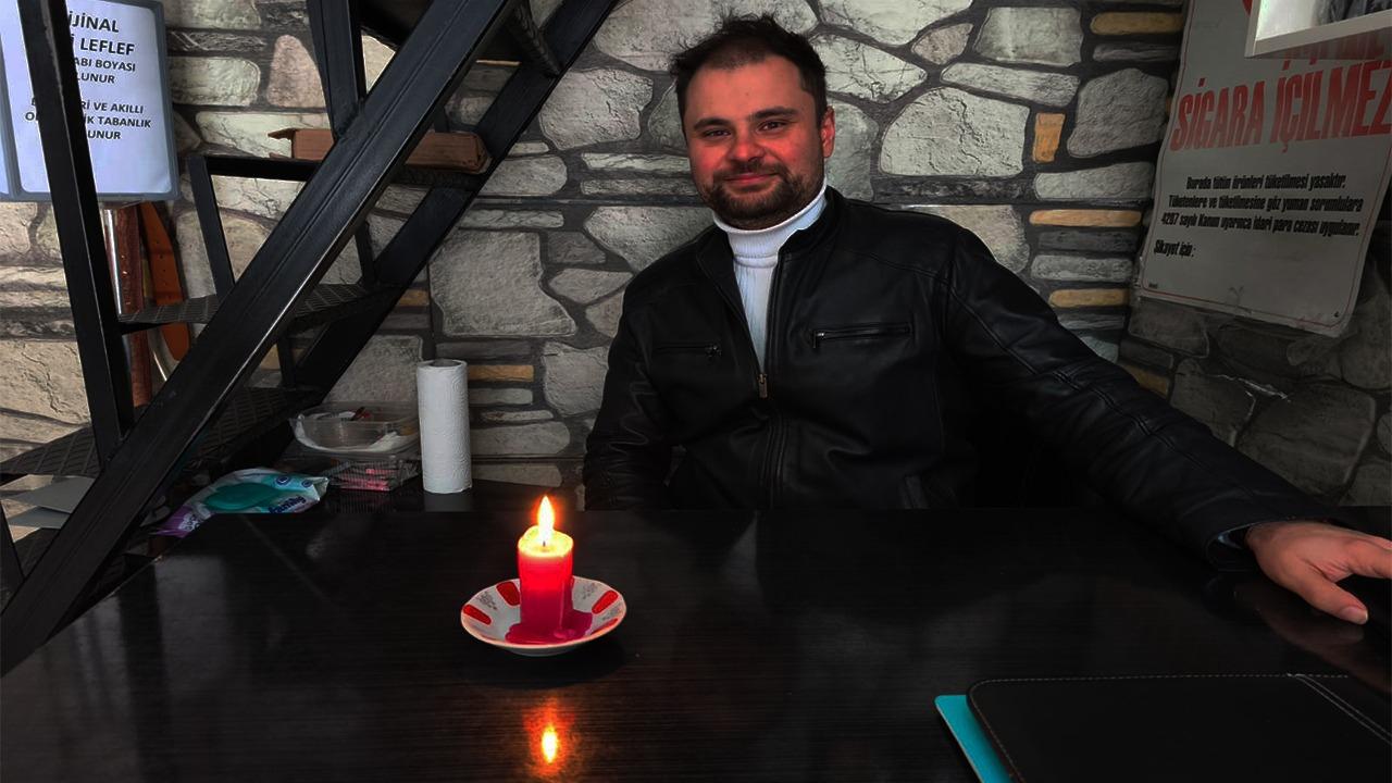 Çanakkale’de Elektrik Kesintisi: Esnaf mum ışığında müşteri bekledi