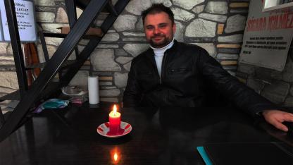 Çanakkale’de Elektrik Kesintisi: Esnaf mum ışığında müşteri bekledi