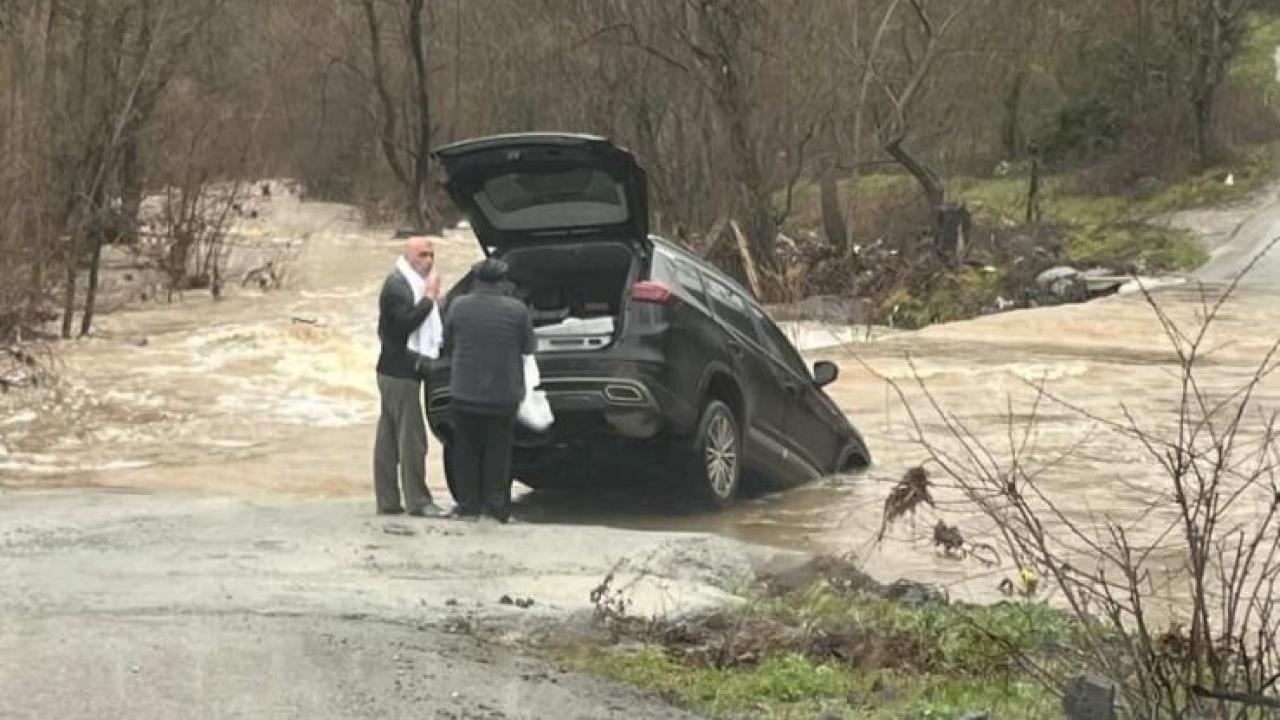 Çan’da Korku Dolu Anlar! Kocabaş Çayı Taştı, Araç Sel Sularına Kapıldı