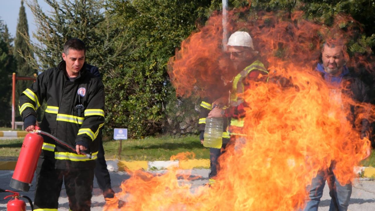 ÇOMÜ Rektörlük Bahçesinde Alevler Yükseldi! Personel Yangına Anında Müdahale Etti