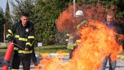 ÇOMÜ Rektörlük Bahçesinde Alevler Yükseldi! Personel Yangına Anında Müdahale Etti