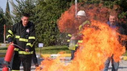 ÇOMÜ Rektörlük Bahçesinde Alevler Yükseldi! Personel Yangına Anında Müdahale Etti