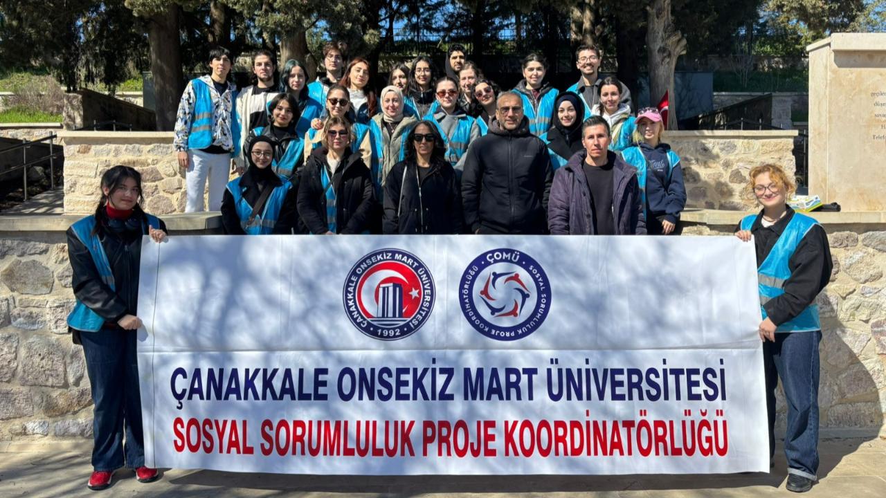 ÇOMÜ’lü Gençlerden Ecdada Büyük Vefa: Hasan Mevsuf Şehitliği’nde Çevre Temizliği Yapıldı