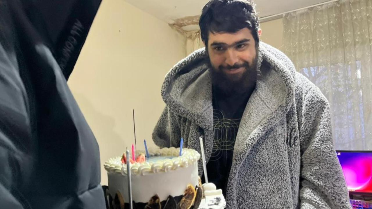 Depremin İzlerini Siliyor: 3 Yıl Odasından Çıkmayan Barış'a Sazlı Sözlü Doğum Günü