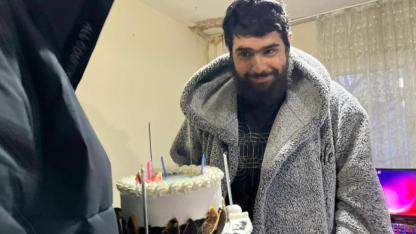 Depremin İzlerini Siliyor: 3 Yıl Odasından Çıkmayan Barış'a Sazlı Sözlü Doğum Günü