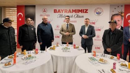 Ezine’de Bayramın Kalbi Öğretmenevi’nde Attı: Protokol ve Vatandaşlar Tek Yürek!