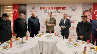 Ezine’de Bayramın Kalbi Öğretmenevi’nde Attı: Protokol ve Vatandaşlar Tek Yürek!