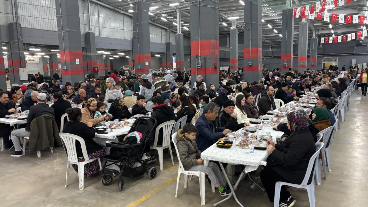 Ezine’de İftar Sofrasında Muazzam Tablo: 10 Bin Kişi Tek Sofrada Buluştu!