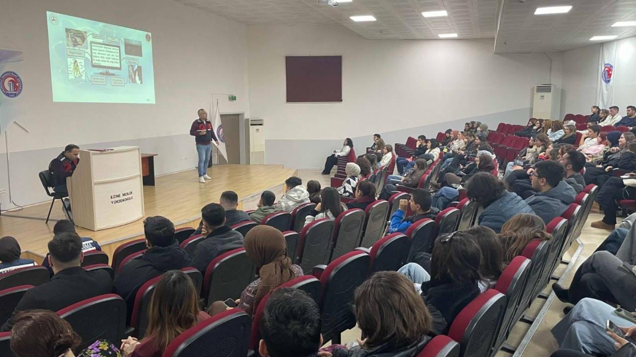 Ezine’de Üniversite Öğrencilerine KADES ve Güvenli İnternet Eğitimi Verildi