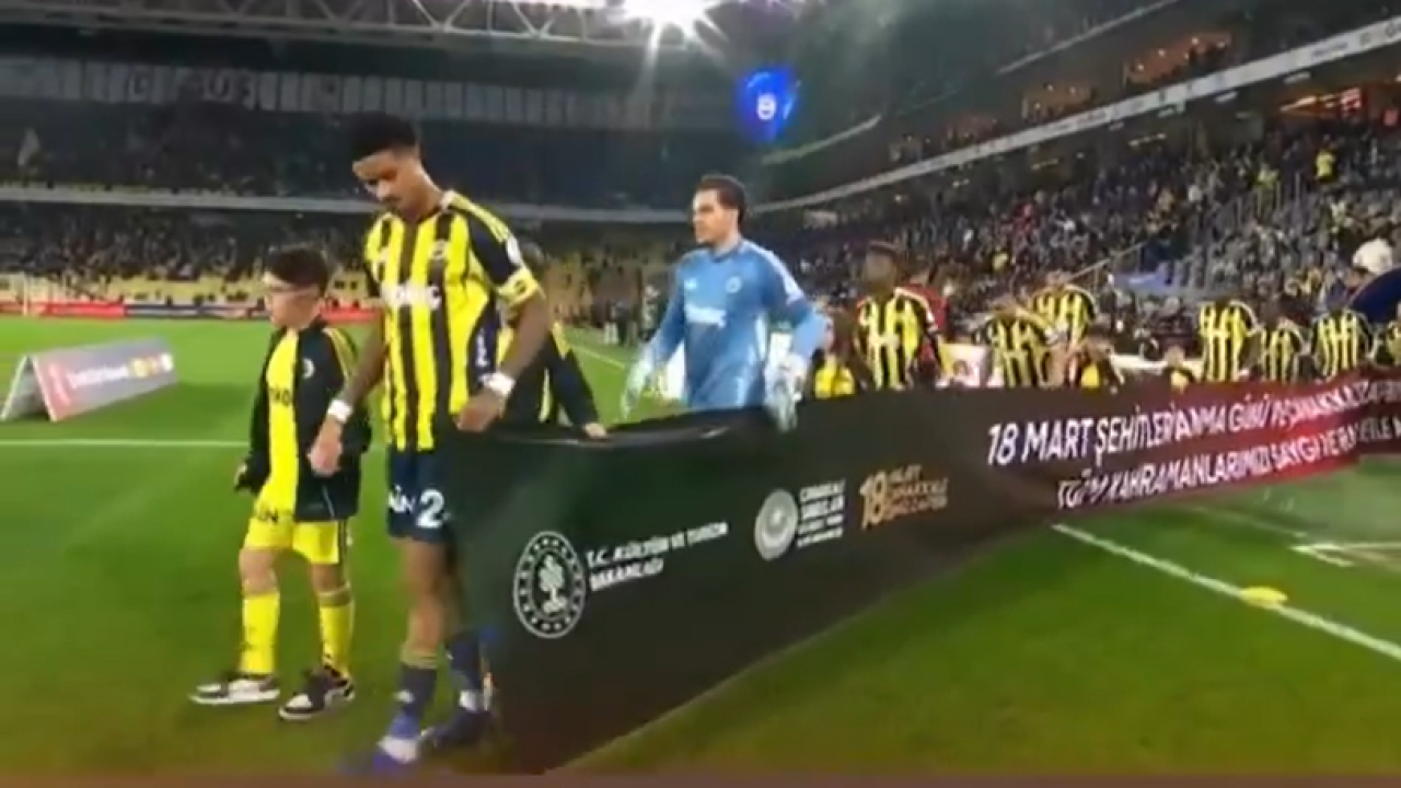 Fenerbahçe - Gaziantep Maçında Çanakkale Ruhu! Tribün ve Yeşil Sahada Çanakkale Şehitleri Anıldı