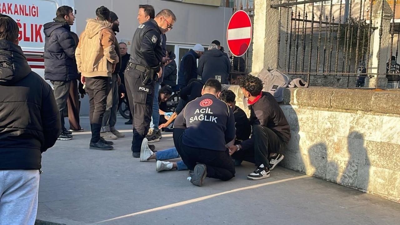 Gelibolu’da Korku Dolu Dakikalar: Sokak Ortasında Bıçaklar Çekildi! Yaralılar Var