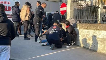 Gelibolu’da Korku Dolu Dakikalar: Sokak Ortasında Bıçaklar Çekildi! Yaralılar Var