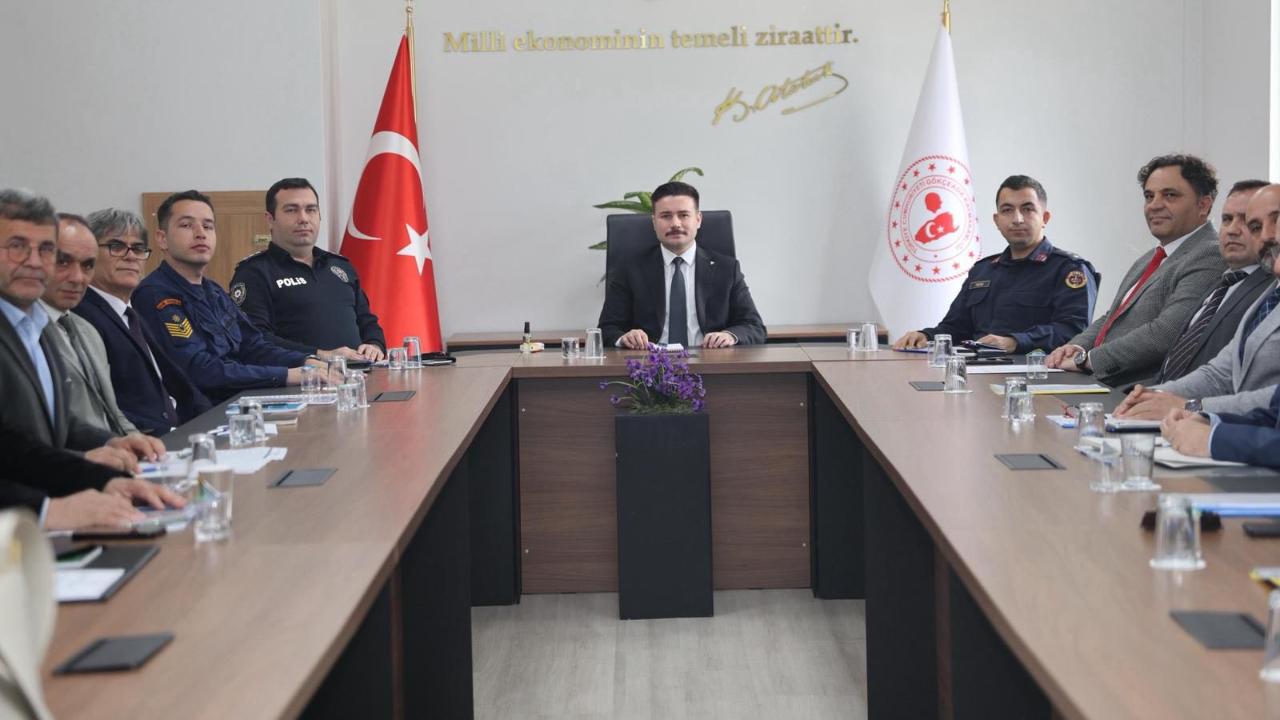 Gökçeada’da kritik toplantı! Kaymakam Osman Acar’dan dikkat çeken mesaj: “Her şey değişecek mi?”