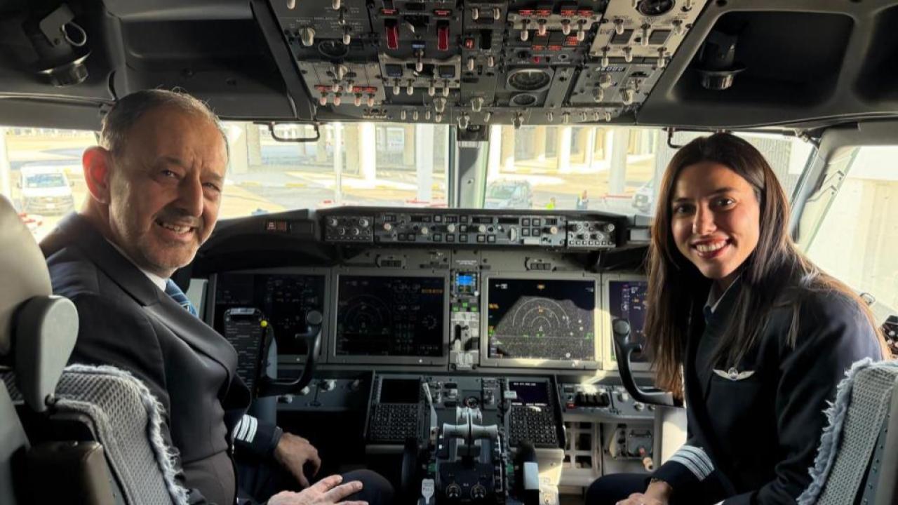 Kaptan Pilot Ali Akman Sarıhan 42 Yıllık Kariyerine Kızıyla Veda Etti