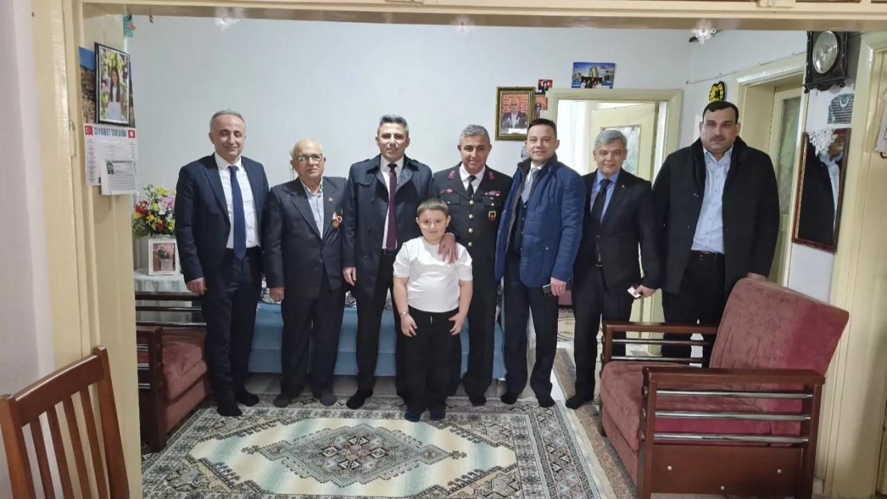 Kaymakam Emrah Bütün'den Şehit Harun Arslan ve Ahmet Altun’un Ailelerine Bayram Ziyareti