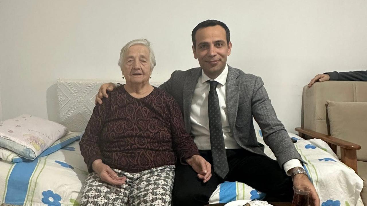 Kızına "Süpürme, kaymakam mı gelecek" diyen Emine teyzeye Kaymakam Koç'tan ziyaret