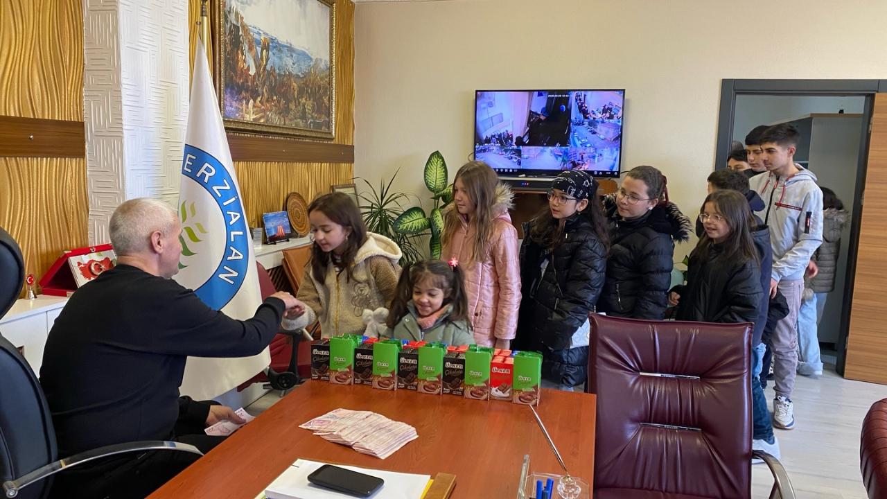 Makam Odasında Bayram Kuyruğu: Başkan Tuncay Göymen Çocuklarla Buluştu!