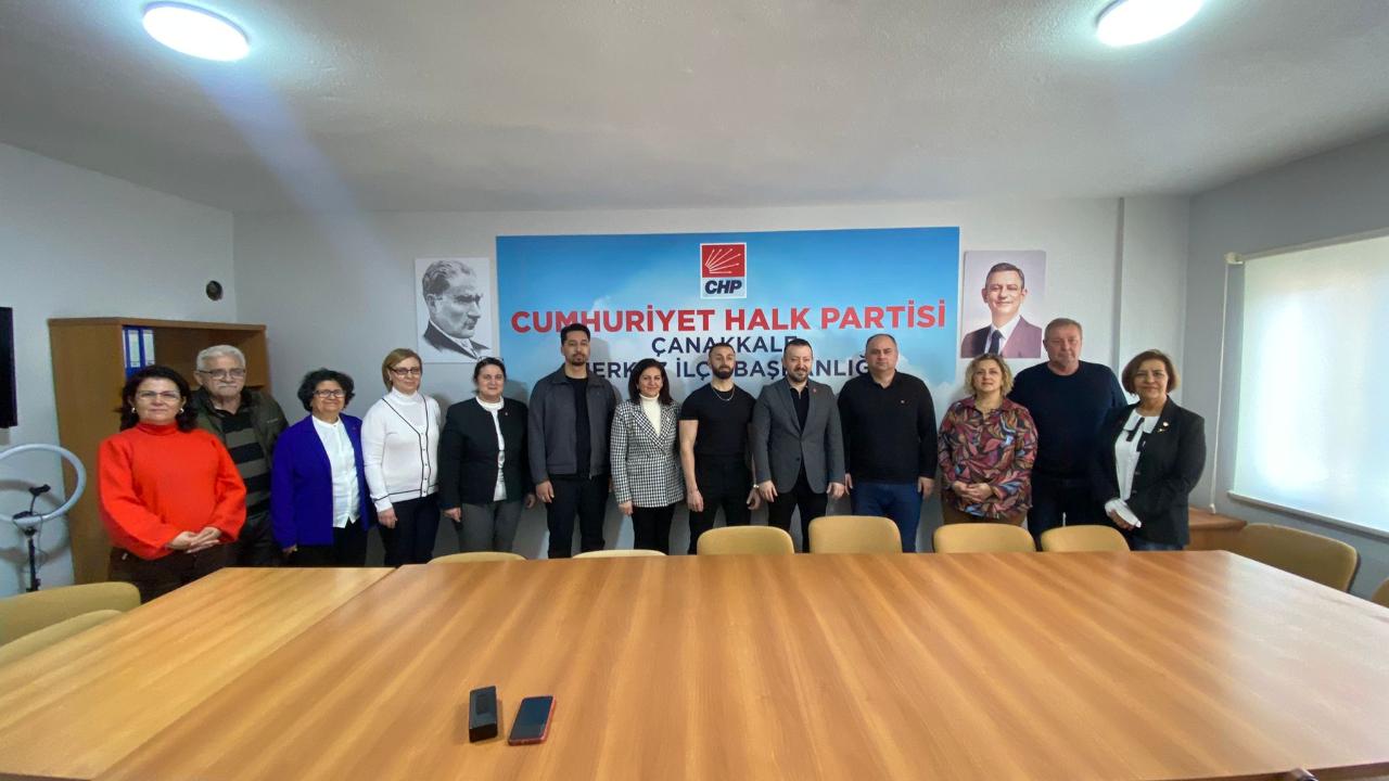 Özgür Özel Mitingi Öncesi Çanakkale’de Gençlik Rüzgarı! Rozetler Takıldı