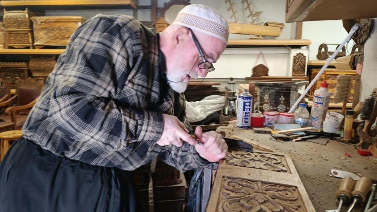 49 yıldır oymacı sandık ustalığı yapıyor