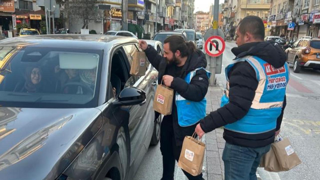 Trafikte iftar telaşına AK Gençlik'ten sürpriz