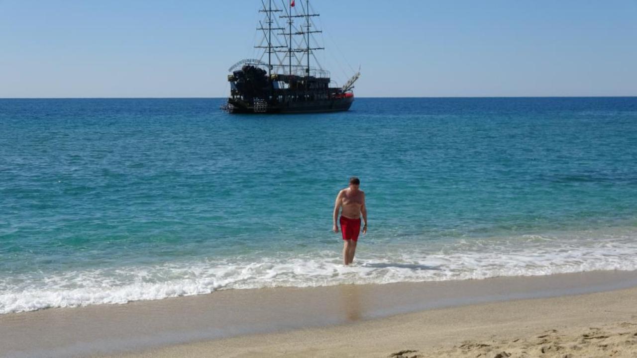 Termometreler 18 Dereceyi Gördü: Alanya’da Mart Güneşi Plajları Doldurdu