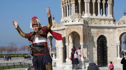 Avrupa’nın Kalbinde Bir Efe: 'Gezen Zeybek' Türk Kültürünü Dünyaya Tanıtıyor