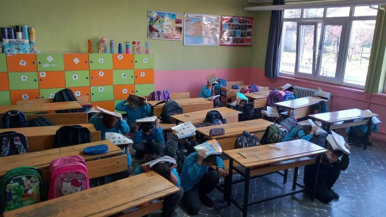 Yenice Cumhuriyet İlkokulu'nda deprem hazırlığı