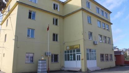 Ayvacık Anadolu Lisesi’nde bir öğrenci 3. kattan atladı!