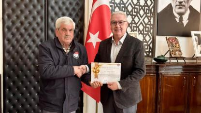 Bayramiç'te işçi bulduğu altın dolu cüzdanı belediyeye teslim etti