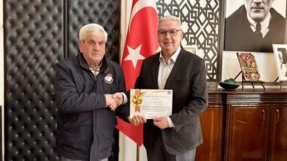 Bayramiç'te işçi bulduğu altın dolu cüzdanı belediyeye teslim etti