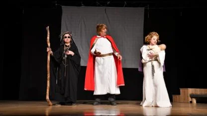 Altın Yıllar Sahne Aldı, Yer Yerinden Oynadı: "Truvalı Helen'i Kim Kaçırdı?"