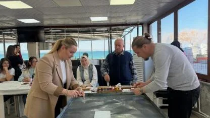 Kadınlar Ebru Fular Atölyesi’nde kendi modasını yarattı!