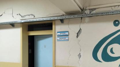 Niksar'da okulda deprem alarmı! Duvarlar çatladı, sıvalar döküldü