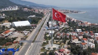 Küçükkuyu Girişinde Görkemli Karşılama: 35 Metrelik Dev Türk Bayrağı Yükseliyor!