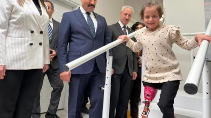 Depremde ailesini kaybeden Zeynep, Barbie'li protez bacağıyla yeni hayatına ilk adımlarını attı