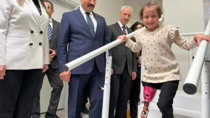 Depremde ailesini kaybeden Zeynep, Barbie'li protez bacağıyla yeni hayatına ilk adımlarını attı