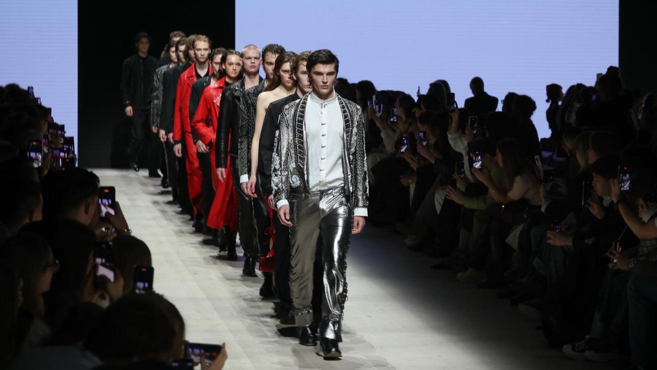 Moskova’da Türk Modası Rüzgarı: Emre Erdemoğlu "Özür Yok" Dedi, Podyumu Salladı!